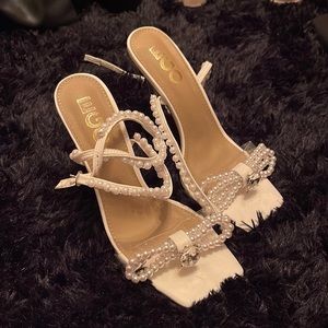 Bow pearl diamond heels